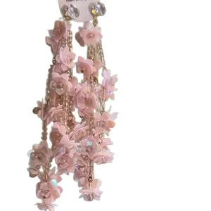 Elegante Ohrringe mit rosa Blütenquasten und Zirkon-Steckern für einen süßen Wald-Look.