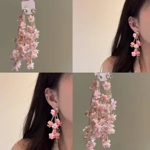 Detaillierte Ansicht der rosa Blumen-Quastenohrringe mit Pailletten und Zirkonen.