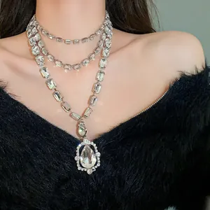 Detailansicht einer extravaganten mehrlagigen Strasskette mit großem Tropfenanhänger