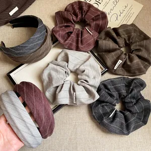 Vue détaillée des bandeaux en tissu rayé et chouchous assortis aux tons automnaux