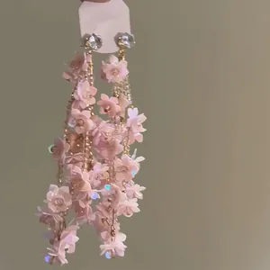 Elegante Nahaufnahme von rosa Blumen-Pailletten-Ohrringen mit Zirkonia-Steckern