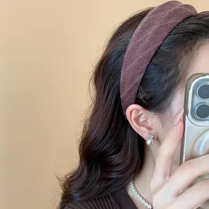 Gros plan d'un serre-tête élégant en tissu à rayures marron pour un look de cheveux chic