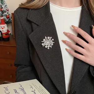 Koreanische Zirkonia Schneeflocke Perle Brosche Für Damen High End Leichter Luxus Versilbert Kleidung Zubehör Geschenk