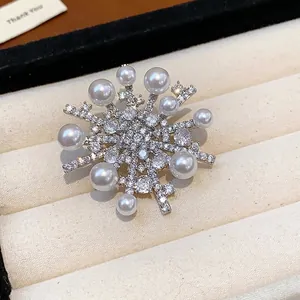 Exquisiter Schneeflocken-Anstecker mit Zirkonia und weißen Perlen auf Versilberung