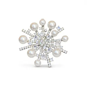 Eleganter silberner Schneeflocken-Anstecknadel mit glitzernden Zirkonen und Perlen
