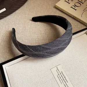 Détail d'un serre-tête en tissu gris à motif chevrons, style élégant et chic