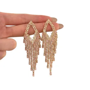 Eleganti orecchini a pendolo con nappe in zircone e dettagli in cristallo rosa