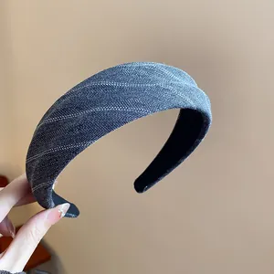 Détail d'un serre-tête rembourré en tissu rayé gris avec une conception de tête haute