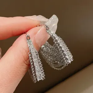 Eleganti orecchini a cerchio in zircone argento a forma di borsa con nappe a catena