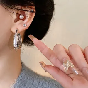 Eleganti orecchini a nappa in zircone e set di anelli a farfalla coordinati sul modello
