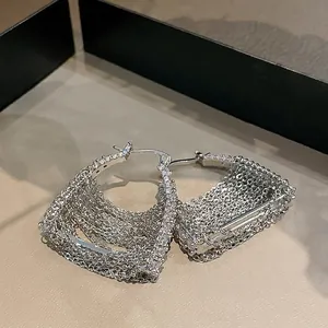 Squisiti orecchini a cerchio a forma di borsa con frange in zircone e finitura argentata.