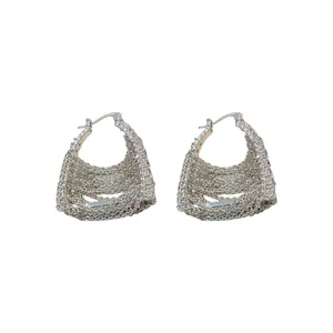 Eleganti orecchini a nappa a forma di borsa in argento con zirconi per uno stile chic.