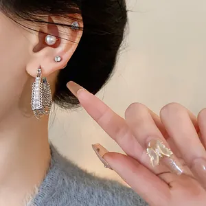 Dettaglio ravvicinato di orecchini a cerchio con nappe in zircone argento da donna