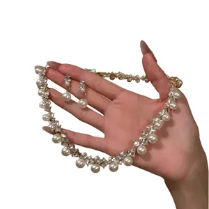Elegantes Schmuckset im französischen Stil mit Strass und Perlen, inklusive Halskette
