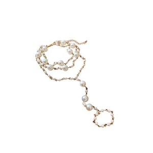 Elegante mehrlagige Kunstperlen-Fußkette mit Goldkette und integriertem Zehenring
