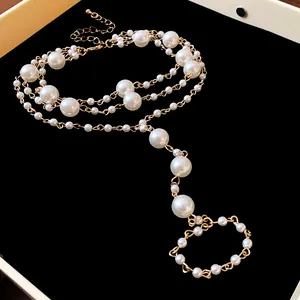 Detailansicht der mehrlagigen Kunstperlen-Fußkette mit eleganter goldener Kette