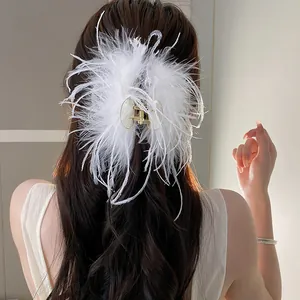 Elegante pinza per capelli con piume bianche per acconciature semiraccolte