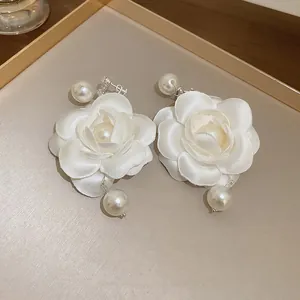 Elegante weiße Stoffrosen-Ohrringe mit Perlenanhängern und Silbernadeln für Damen