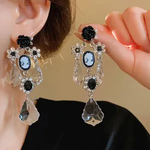 Eleganti orecchini in stile corte vintage con fiori, strass e design a cammeo