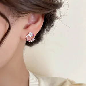 Elegante Blumenkranz-Ohrstecker aus Silbernadel mit Perlen und rosa Kristallen für Damen