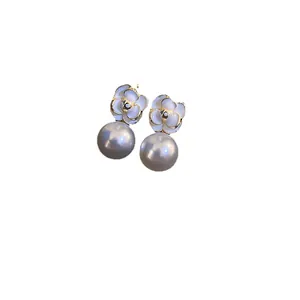 Elegante weiße Emaille-Blumen-Perlenohrringe mit echtem Silberstift für Damen