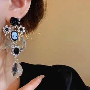Orecchini a goccia vintage con cammeo, rose nere e pendenti in cristallo sfaccettato