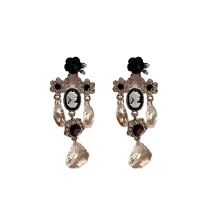 Orecchini vintage in stile corte con fiori neri, strass e raffinato cammeo classico