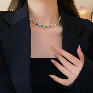 Ins Stil Legierung Mehrfarbig Strass Kreisförmig Anhänger Halskette Luxus Vergoldet Kette Choker Für Damen Modeschmuck