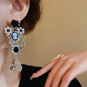 Orecchini vintage stile palazzo con cammeo, gocce di cristallo e dettagli in strass