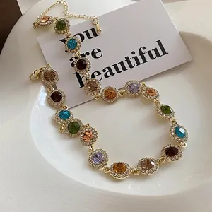 Elegante Kette mit bunten Strassanhängern für Damen, stilvoller vergoldeter Schmuck.
