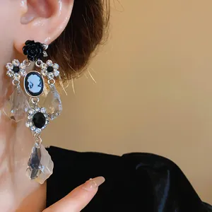 Orecchini cammeo in stile vintage con rosa nera e gocce di cristallo sfaccettato