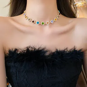 Elegante Detailansicht einer bunten Kristall-Rundhalskette, von einem Modeprofi getragen
