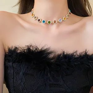 Elegante Halskette mit bunten Strasssteinen am Modell für Details zum Schmuckstück