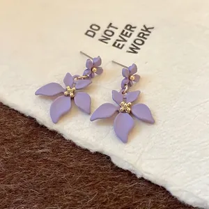Eleganti orecchini a pendente in argento con fiori viola opachi per donne.