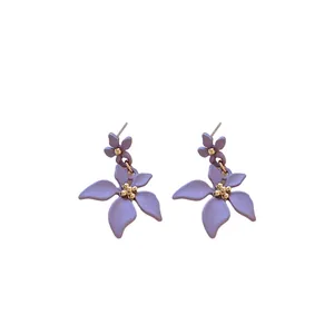 Eleganti orecchini pendenti a fiore viola con ago d'argento su bianco.