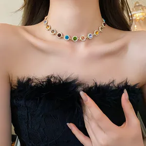 Detailansicht der bunten Strass-Halskette an einem asiatischen Model in Nahaufnahme