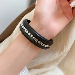 Minimalistisches schwarzes Holzarmband mit quadratischen Silberstollen Modeschmuck