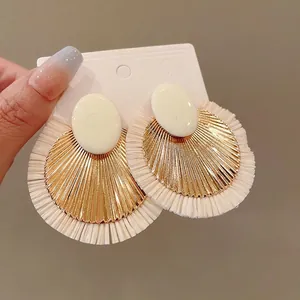 Orecchini vintage a bottone in rafia intrecciata con dettagli dorati a forma di ventaglio
