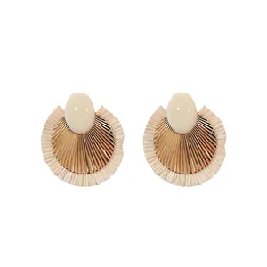 Eleganti orecchini vintage in raffia intrecciata con centro dorato e perla crema