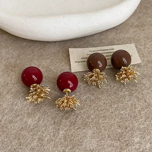 Eleganti orecchini a perla bordeaux e marroni con nappe dorate a forma di fuochi d'artificio