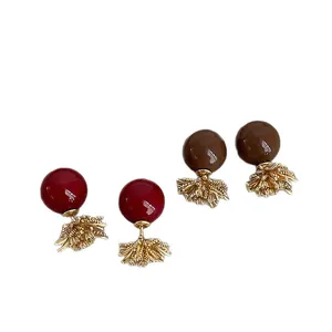 Orecchini a perno con perle rosse e marroni e dettaglio a fuoco d'artificio dorato chic lusso
