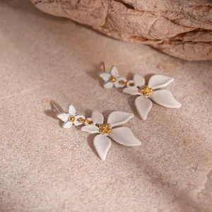 Boucles d'oreilles fleurs blanches avec pistils dorés, bijoux floraux style dopamine