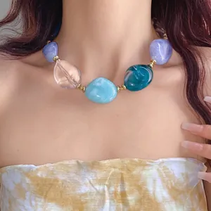 Collana grossa di perle acriliche marmorizzate colorate su modella, estetica estiva