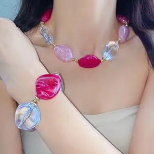 Set collana e bracciale con perle ovali in acrilico marmorizzato estivo