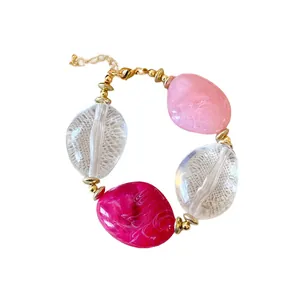 Bracciale con perle ovali in acrilico marmorizzato rosa e trasparente, chic estivo