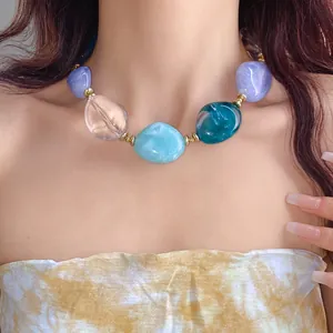 Primo piano dettagliato di una collana girocollo in acrilico marmorizzato colorato
