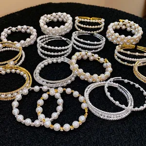 Elegante zweilagige offene Armbänder mit weißen Perlen und glitzernden Strasssteinen Damen