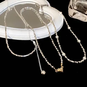 Franse minimalistische hart hanger en parelketting set op zwarte achtergrond