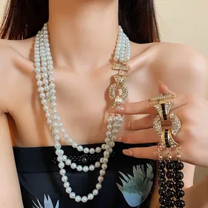 Elegante collana di perle a più fili con una lussuosa chiusura dorata con strass