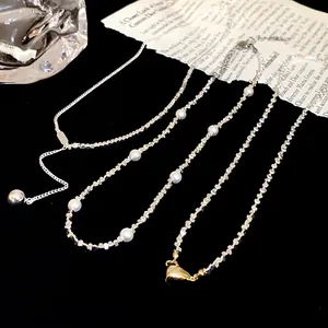 Detail van elegante hart- en parelkettingen op zwart fluweel